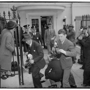 photographie Après un entretien difficile avec le président Franklin D. Roosevelt, Charles Lindbergh quitte la Maison Blanche