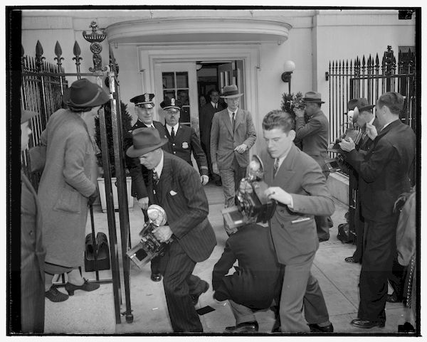 photographie Après un entretien difficile avec le président Franklin D. Roosevelt, Charles Lindbergh quitte la Maison Blanche
